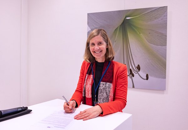 Karen van Elk ondertekent charter diversiteit