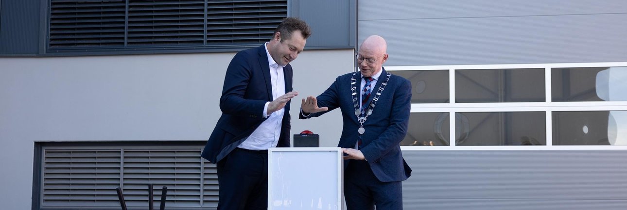 Jaap Donker en Gilbert Isabella openen de adembeschermingswerktplaats met een symbolische druk op een knop