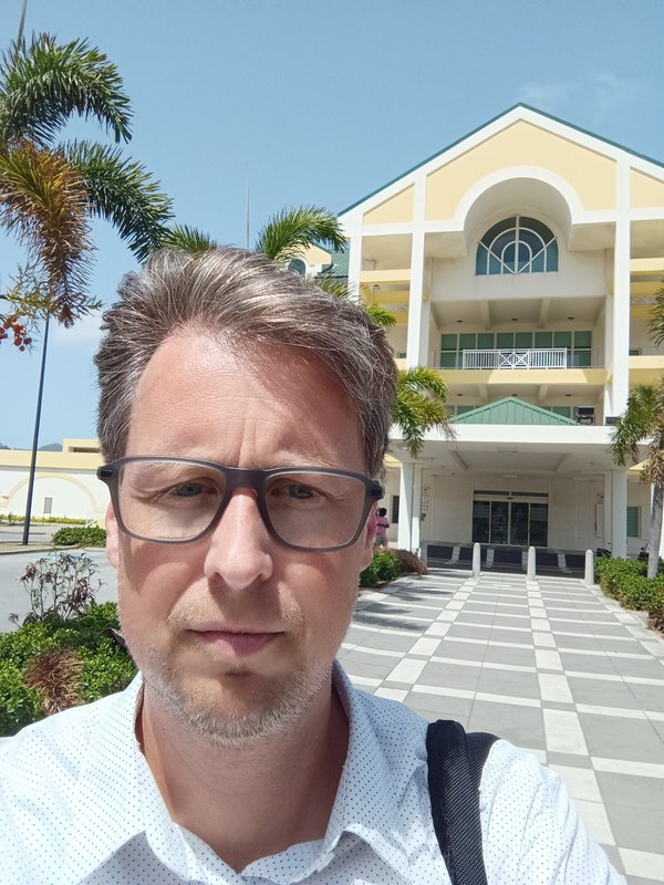 Robert Verhoeven bij gemeentehuis Sint Maarten