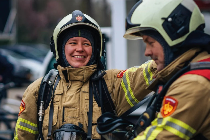 Foto van Brandweervrouw en brandweerman